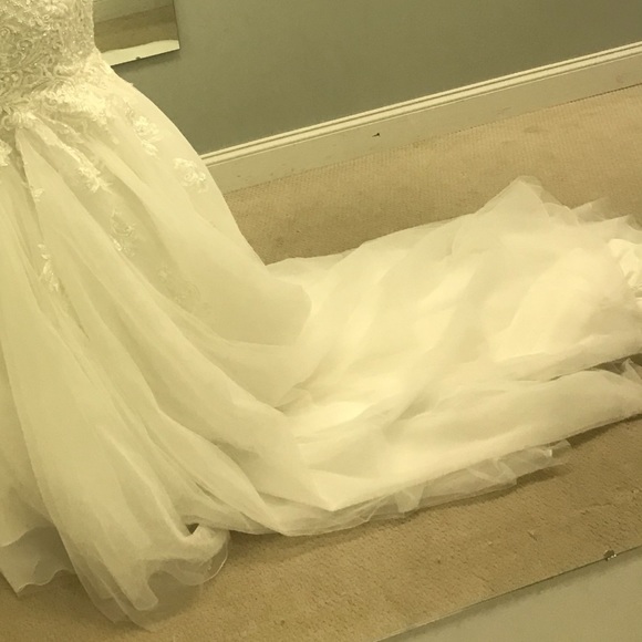 Lace Bodice Wedding Dress. Mermaid Style Bottom. Size 6, fits like a 4 - Picture 7 of 16